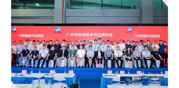 我公司總經(jīng)理趙四清與廣東大昌貨架區(qū)滿(mǎn)林先生共同參會(huì)！